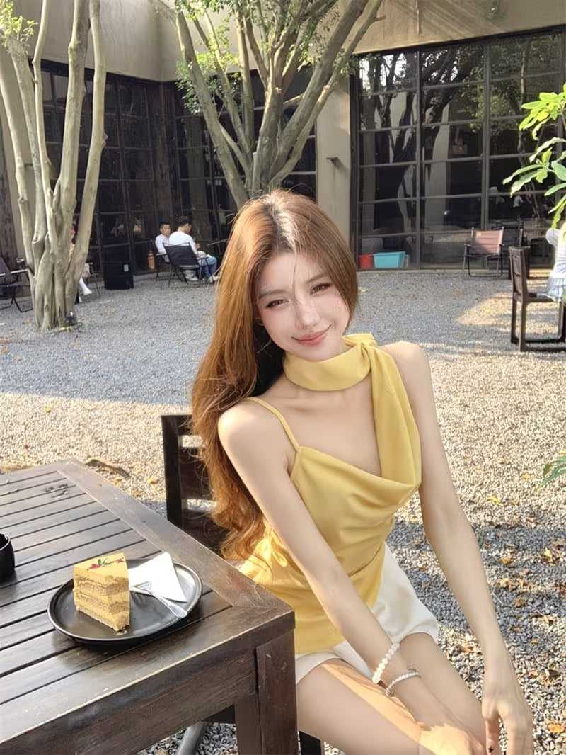 Yellow Ribbon Flowing Collar Women's Summer Short-sleeved Backless Top with Straps